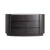 Cómoda Isola de estilo contemporáneo fabricado en madera contrachapada en color negro combinado con chapa de roble en color negra y piedra sinterizada en color blanco.