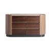 Cómoda Soaza de estilo contemporáneo fabricado en madera contrachapada en color marrón combinado con chapa de eucalipto en color marrón claro y piedra sinterizada en color blanco.