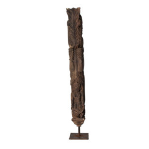 Escultura de estilo étnico fabricado en madera de teka reciclada en color marrón.