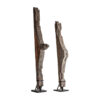 Escultura j 2 Hut de estilo étnico fabricado en madera tropical en color marrón con acabado envejecido combinado con hierro en color negro.