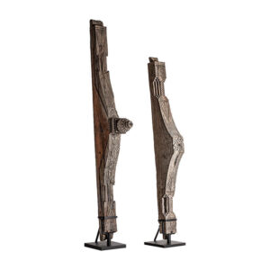 Escultura j 2 Hut de estilo étnico fabricado en madera tropical en color marrón con acabado envejecido combinado con hierro en color negro.
