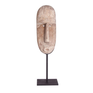 Escultura Máscara de estilo étnico fabricado en madera tropical en color marrón con acabado envejecido.
