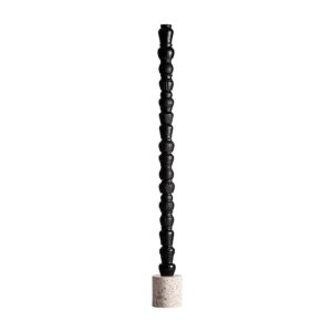 Figura decorativa Soma de estilo minimalista fabricado en terracota en color negro con acabado mate combinado con mármol en color beige y aluminio. Producto desmontable.