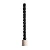 Figura decorativa Soma de estilo minimalista fabricado en terracota en color negro con acabado mate combinado con mármol en color beige y aluminio. Producto desmontable.