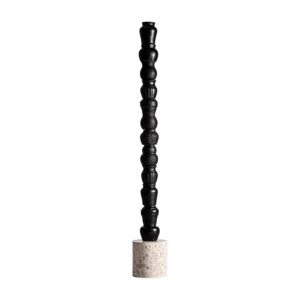 Figura decorativa Soma de estilo minimalista fabricado en terracota en color negro con acabado mate combinado con mármol en color beige y aluminio. Producto desmontable.