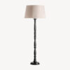 Lámpara de pie Henri de estilo clásico fabricado en madera de mango en color blanco combinado con algodón en color negro. Producto desmontable.