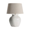 Lámpara de sobremesa de estilo contemporáneo fabricado en cemento en color blanco con acabado decapado combinado con algodón en color marrón. Producto desmontable elevable.