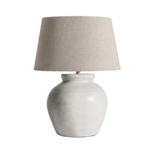 Lámpara de sobremesa de estilo contemporáneo fabricado en cemento en color blanco con acabado decapado combinado con algodón en color marrón. Producto desmontable elevable.