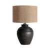 Lámpara de sobremesa de estilo colonial fabricado en yute en color marrón claro combinado con terracota en color negra. Producto desmontable elevable.