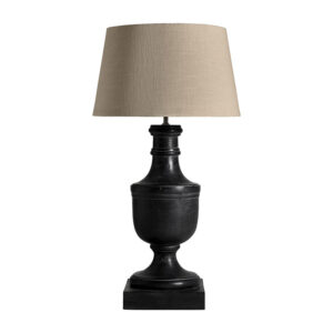 Lámpara de sobremesa de estilo provenzal fabricado en madera de mango en color negro con acabado decapado combinado con algodón.