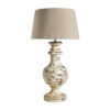 Lámpara de sobremesa de estilo provenzal fabricado en madera de mango en color blanco con acabado decapado combinado con algodón.