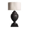 Lámpara de sobremesa de estilo colonial fabricado en madera de mango en color negra combinado con algodón en color blanco y hierro en color oro con acabado viejo. Producto desmontable.