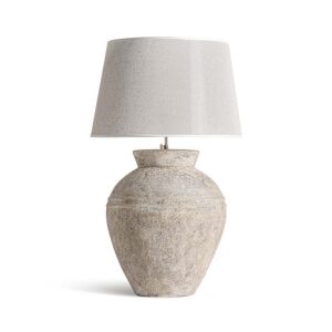 Lámpara de sobremesa de estilo provenzal fabricado en cerámica en color tonos claros con acabado envejecido combinado con algodón en color gris con acabado jaspeado.