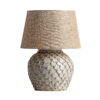 Lámpara de sobremesa de estilo contemporáneo fabricado en cemento en color gris combinado con ratán en color crema y yute. Producto desmontable elevable.