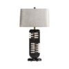 Lámpara de sobremesa Carla de estilo art deco fabricado en mármol en color negro combinado con metal en color dorado y poliéster en color arena con acabado jaspeado. Producto desmontable.