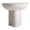 Mesa auxiliar Broich de estilo contemporáneo fabricado en terrazo en color blanco roto.