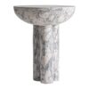 Mesa auxiliar Holtum de estilo contemporáneo fabricado en terrazo en color gris.