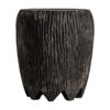 Mesa auxiliar Kepoi de estilo étnico fabricado en madera suar en color negro con acabado envejecido.