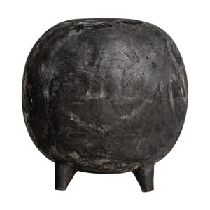 Mesa auxiliar Kepoi de estilo étnico fabricado en madera suar carbonizada en color negro con acabado envejecido.