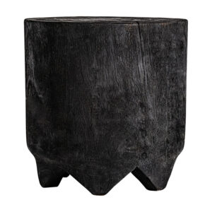 Mesa auxiliar Kepoi de estilo étnico fabricado en madera suar carbonizada en color negro con acabado envejecido.