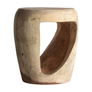 Mesa auxiliar krania de estilo étnico fabricado en madera suar en color marrón.