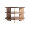 Mesa auxiliar Nara de estilo contemporáneo fabricado en madera roble en color marrón combinado con travertino en color negro. Producto desmontable.