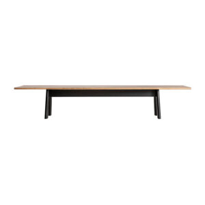 Mesa comedor nara de estilo contemporáneo fabricado en madera roble en color marrón claro combinado con madera de mango en color negro. Producto desmontable.