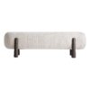 Reposapiés Davos de estilo contemporáneo fabricado en poliéster en color blanco con acabado chenilla combinado con madera de pino en color marrón y espuma. Producto desmontable.