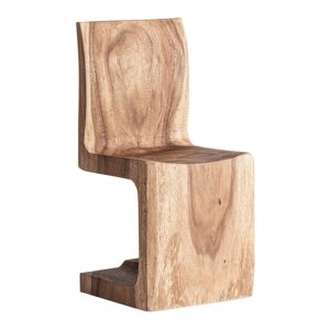 Silla Kirindy de estilo contemporáneo fabricado en madera suar en color marrón claro.