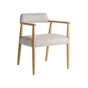 Silla staple de estilo colonial fabricado en madera de fresno en color marrón claro combinado con poliéster en color beige.