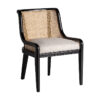Silla Velburg de estilo colonial fabricado en ratán en color marrón claro combinado con poliéster en color crema y madera de caucho en color negro.