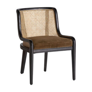 Silla Velburg de estilo colonial fabricado en ratán en color marrón combinado con madera de caucho en color negra y terciopelo en color camel.