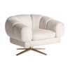 Sillón Elise de estilo art deco fabricado en terciopelo en color blanco roto combinado con acero en color oro y espuma. Producto desenfundable.