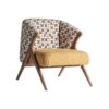 Sillón Kalesha de estilo clásico fabricado en poliéster en color ocre combinado con madera de pino en color marrón y madera de caucho.