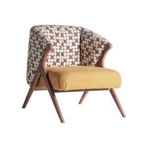Sillón Kalesha de estilo clásico fabricado en poliéster en color ocre combinado con madera de pino en color marrón y madera de caucho.
