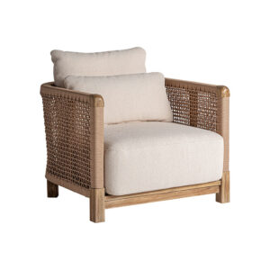 Sillón trena de estilo boho fabricado en madera de teka reciclada en color marrón con acabado natural combinado con polipropileno reciclado en color beige y espuma. Producto desmontable desenfundable.