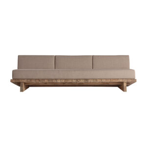 Sofá pure de estilo colonial fabricado en madera de teka reciclada en color marrón con acabado natural combinado con polipropileno reciclado en color beige y espuma. Producto desmontable desenfundable.