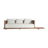 Sofá trena de estilo boho fabricado en madera de teka reciclada en color marrón combinado con polipropileno reciclado en color beige. Producto desmontable desenfundable.