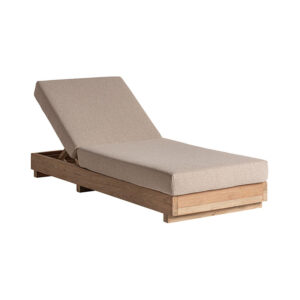 Tumbona pure de estilo colonial fabricado en madera de teka reciclada en color marrón con acabado natural combinado con polipropileno reciclado en color beige y espuma. Producto desmontable plegable desenfundable.